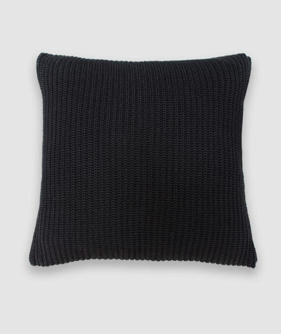 Confeccionada em tricô no ponto pérola na cor preta. O preenchimento é feito em fibra siliconada. Possui zíper invisível.
