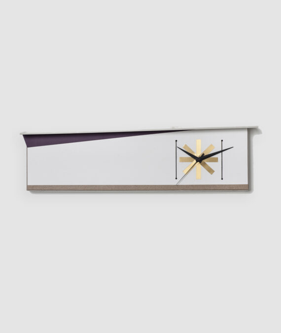 Relógio da Coleção De Tempos em Tempos lançada pela Codex Home. O relógio nasce da inspiração na geometrização e linhas modernistas
