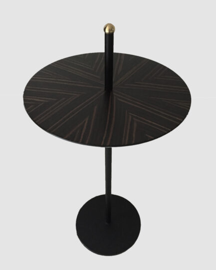 A mesa lateral balle é feita de ebano pré-composto fosco com detalhe em latão