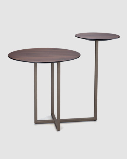 A mesa lateral Izy é feita de madeira nogueira americana natural fosca com acabamento em laca champagne metalizada fosca