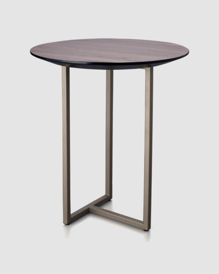 A mesa lateral Izy Três Bases é feita de madeira nogueira americana natural fosca com acabamento em laca champagne metalizada fosca