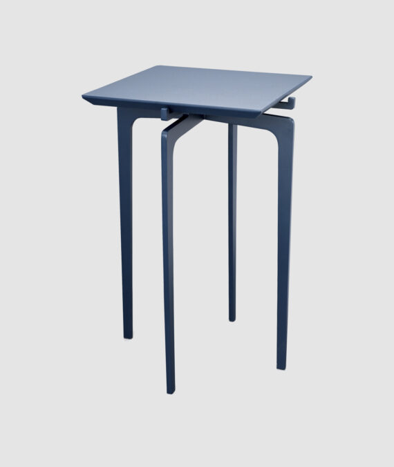 A mesa lateral Twist tem 50 cm de altura e 30 cm de largura